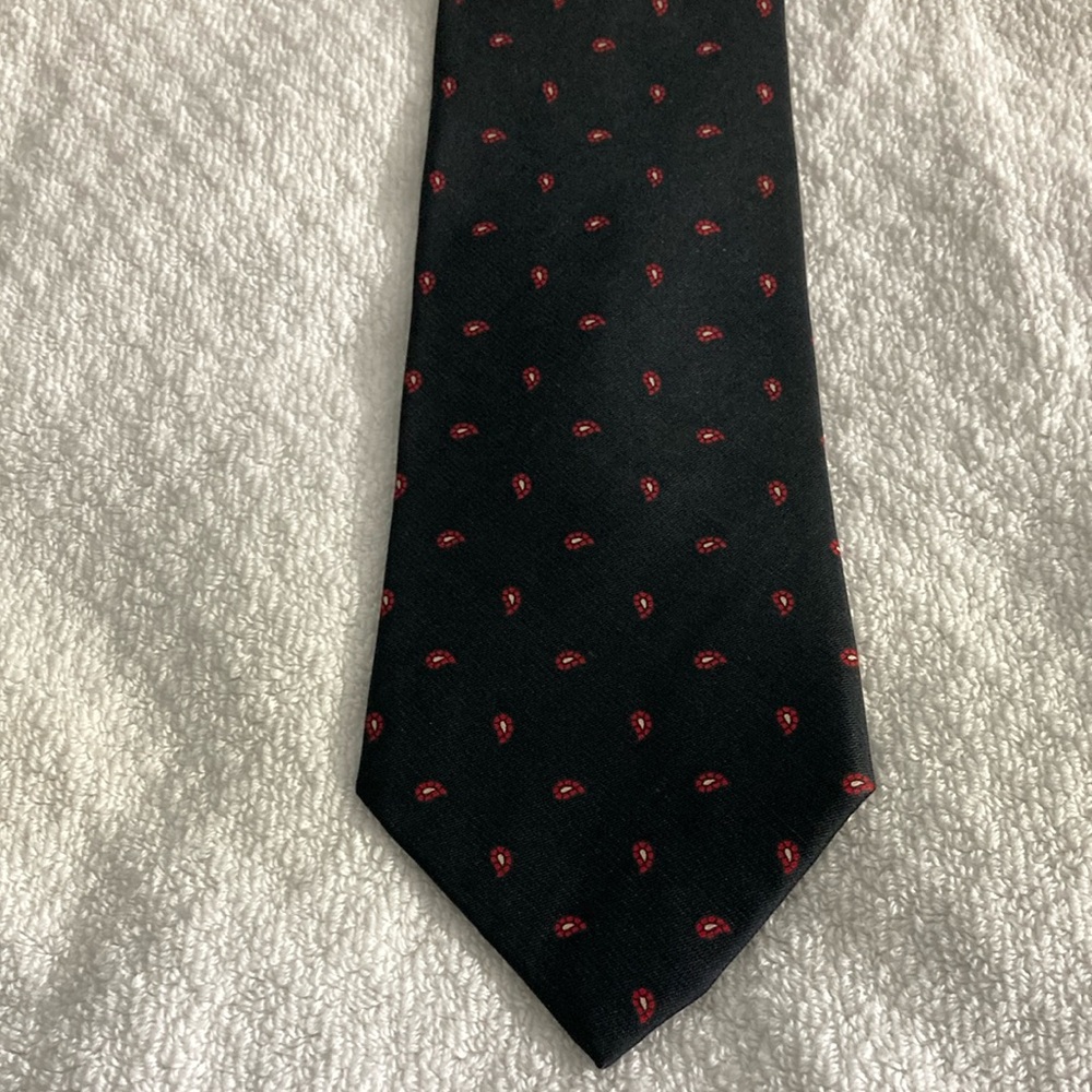 Gant Red and Black Silk Tie with Elegant Paisley accents